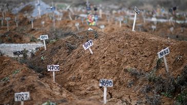 Namenlose Gräber auf dem Friedhof von Mariupol (18. November 2022) Bild: Sputnik / Alexei Maischew/RIA Nowosti