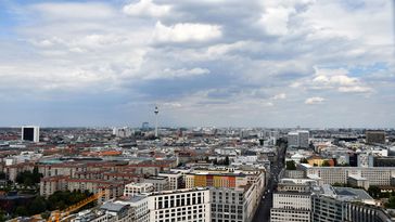 Der Berliner Wohnungsmarkt zieht Spekulanten aus aller Welt an. /  Bild: "obs/ZDFinfo/ZDF/Peter Podjavorsek"