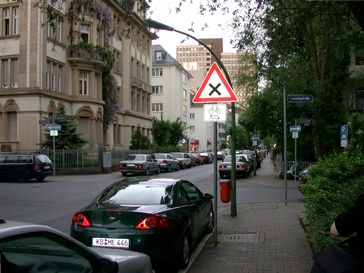 Einbahnstraßen im Westend, hier die Kreuzung Lessingstraße/Kettenhofweg