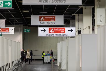 COVID-19-Impfzentrum in der Halle 4 der Messe Köln