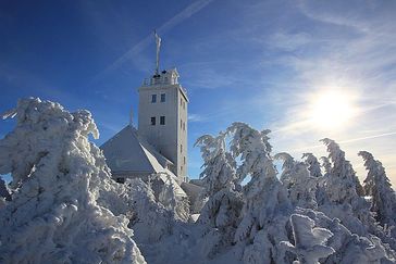 Blick zur Bergwetterwarte Fichtelberg. Bild: Claudia Hinz (DWD)