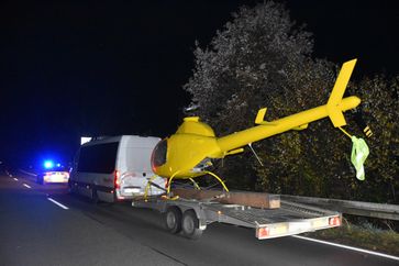 Fahrzeuggespann transportiert Helikopter Bild: Polizei