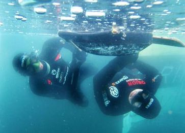 Andreas Güldner (rechts) im Kampf um den Puck bei der Unterwasser- Eishockey-Weltmeisterschaft im österreichischen Kärnten.