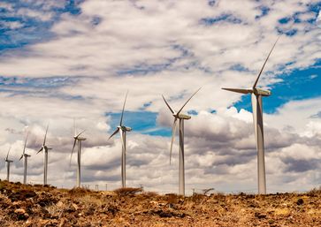 Das Lake Turkana Wind Power Project im Loiyangalani District, Marsabit County, Kenia. Es liegt 600 km von Nairobi entfernt und ist in 12 Stunden mit dem Auto zu erreichen · Bild: ltwp.co.ke / UM / Eigenes Werk