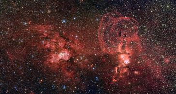 Bildveröffentlichung der Europäischen Südsternwarte (Garching) - Das vorliegende Bild, welches von der Wide Field Imager-Kamera am La Silla-Observatorium der ESO aufgenommen wurde, zeigt zwei spektakuläre Sternentstehungsregionen in der südlichen Milchstraße. Die erste Region, im Bild auf der linken Seite zu sehen, wird vom offenen Sternhaufen NGC 3603 dominiert. Er befindet sich in einer Entfernung von etwa 20.000 Lichtjahren im Carina-Sagittarius Spiralarm unserer Milchstraße. Die zweite Region, im Bild auf der rechten Seite, ist eine Ansammlung von leutenden Gaswolken, bekannt als NGC 3576. Sie ist etwa 9000 Lichtjahre von der Erde entfernt.