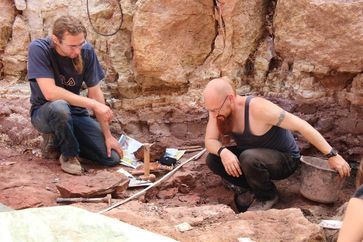 Auf der wissenschaftlichen Grabung in Chemnitz Hilbersdorf legten Ralph Kretzschmar (rechts) und Volker Annacker (links) 2010 die letzten Schichten frei. Bild: Tietz/Museum für Naturkunde Chemnitz (idw)