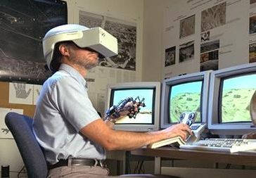 Heute technisch mögliches Cyberspace-Erlebnis, hier mit einer VR-Ausrüstung der NASA