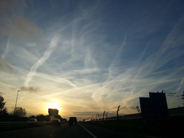 Chemtrails über Tiel (Niederlande) am 30.10.2012