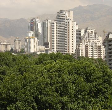 Berge des Elburs über dem Neubaugebiet von Elahiyeh im Iran