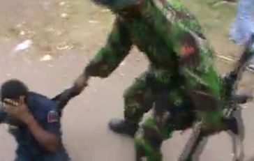 Das schockierende Videomaterial zeigt den Angriff indonesischer Soldaten auf Zivilisten in West-Papua. Bild: SBS TV/West Papua Media