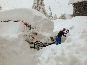 Die Menschen im österreichischen Obertilliach schaufeln sich frei. Doch der nächste Schnee wartet schon. / Bild: "obs/WetterOnline Meteorologische Dienstleistungen GmbH"