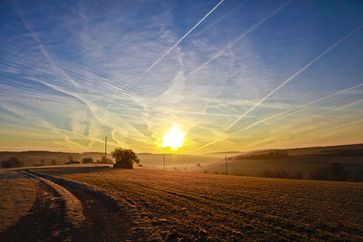 Chemtrail-Wolken über dem Land (Symbolbild)