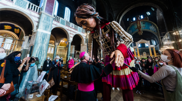 Kultische Verehrung in Westminster Kathedrale: Heilsgestalt „Little Amal“?