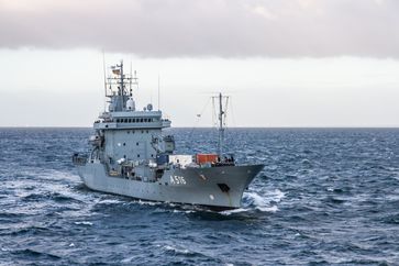 Tender DONAU in vorbeifahrt waehrend NOCO19 Bild: Bundeswehr