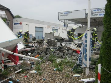 Trümmer des explosierten Imbisswagen Bild:  Feuerwehr Dinslaken