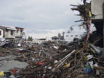 Straße in Banda Aceh nach dem Tsunami 2004. Bild: wikipedia.org