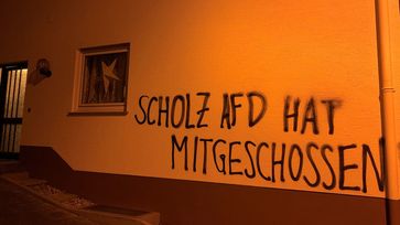 Haus des hessischen Abgeordneten Heiko Scholz mit Hassparole beschmiert – 5.000 Euro Schaden. AfD bundesweit mit Abstand am meisten von Hetz-Attacken bedroht.