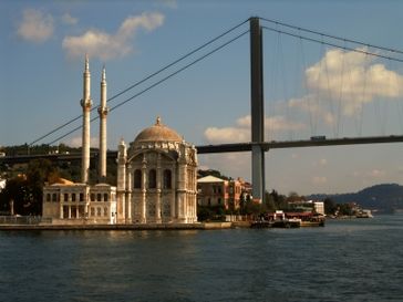 Bosporusbrücke & Moschee in der Türkei