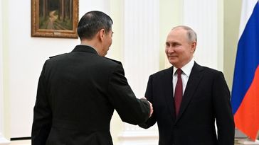 Der russische Präsident Wladimir Putin trifft sich mit dem chinesischen Verteidigungsminister Li Shangfu im Kreml, Aufnahme vom 16. April 2023. Bild: Sputnik / PAWEL BEDNJAKOW