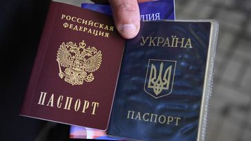 Symbolbild: Ein russischer (links) und ein ukrainischer Pass (rechts)