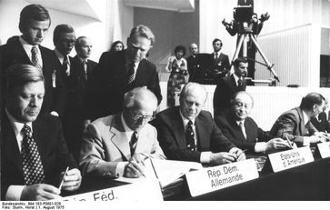 Helmut Schmidt, Erich Honecker, Gerald Ford und Bruno Kreisky unterzeichnen das KSZE-Abschlussdokument.