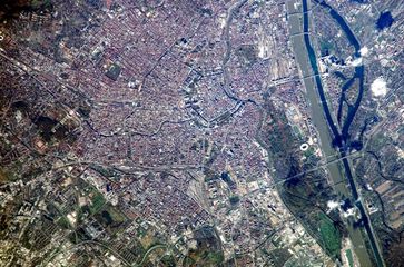 Wien, Satellitenfoto 2002, Außenbezirke nur teilweise; Nord bei 1 Uhr (oben-rechts)
