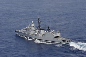 Luftbild der Fregatte KARLSRUHE während des Einsatzes im Mittelmeer. Bild: Deutsche Marine