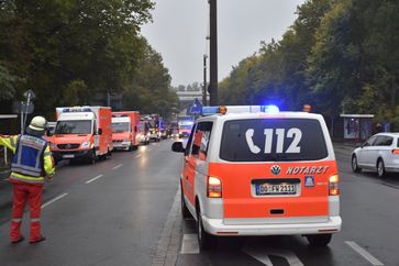 Zahlreiche Fahrzeuge von Feuerwehr und Rettungsdienst stehen auf der Ardeystraße.