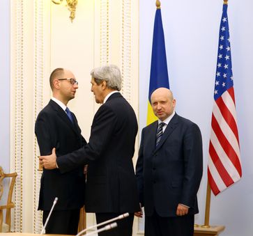 US-Außenminister Kerry mit dem ukrainischen Ministerpräsidenten Jazenjuk (links) und Parlamentspräsident / Übergangspräsident Turtschynow (rechts) in Kiew
