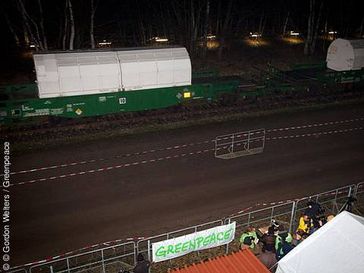 Neutronenmessung am Verladebahnhof in Dannenberg.. Bild: Gordon Welters / Greenpeace