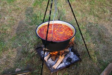 Kessel mit Gulasch über dem Feuer gekocht (Symbolbild)