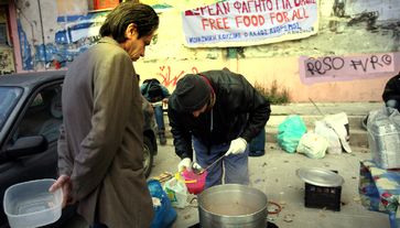 Armut in Griechenland explodiert: Die Jugendarbeitslosigkeit ist seit der IWF Intervention auf über 60 % gestiegen.
