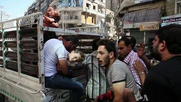 Syrien: Wounded civilians arrive at a hospital in Aleppo, October 2012.