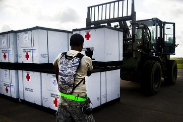 Ausladen von Hilfsgütern im Ebola Gebiet. Bild:  US Army Africa posted on Flickr