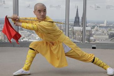 Shi Yan Yao bei einer Übung für "Terra X: Supertalent Mensch". Der Shaolin-Mönch beherrscht das Zusammenspiel von Körper und Geist in Perfektion. Bild: "obs/ZDF"
