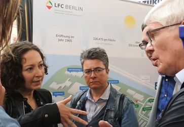 Monika Herrmann (mitte) im Gespräch u. a. mit Berlins Wirtschaftssenatorin Ramona Pop (links), (2017)