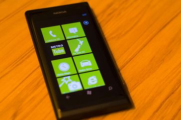 Das Nokia Lumia 800 ist ein Smartphone der Lumia-Serie des finnischen Herstellers Nokia. Bild: Kiwi Flickr / wikipedia.org