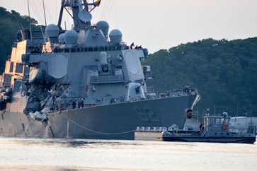 Durch die Kollision beschädigte USS Fitzgerald im Marinehafen von Yokosuka (17. Juni 2017)