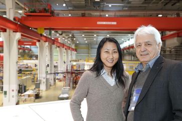 Prof. Mei Bai und Prof. Hans Ströher vom Jülicher Institut für Kernphysik (IKP) am COSY Beschleunige. Bild: Forschungszentrum Jülich (idw)