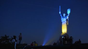 Sowjetische Mutter-Heimat-Statue in Kiew, als Denkmal an den Sieg im Großen Vaterländischen Krieg errichtet, wird in den Farben der ukrainischen Flagge beleuchtet (Symbolbild)