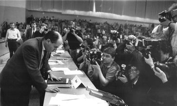 Gregor Gysi auf dem SED-Sonder­parteitag vom 9. Dezember 1989, Archivbild