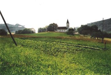 Gemüsegarten eines Ökobauernhofs in Ifenthal, Schweiz