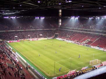 Innenansicht des RheinEnergieStadions. Das Stadion wird überwiegend vom 1. FC Köln für die Spiele seiner Fußball-Profimannschaft genutzt.