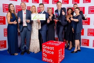 v.l.n.r. Kim Ratcliffe (Patentreferentin), Jürgen F. und Annette D. Pascoe (Geschäftsführung), Andreas Olbrich ( Techniker), Stefanie Wagner (Pressereferentin), Felix Christ (Videograf), Nicole Bessé (Vertriebsleiterin), Jürgen Bierau (Produktion), Eva Oberst (Assistentin Qualitätssicherung & Qualitätskontrolle)