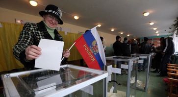 A woman casts her ballot during the referendum on the status of Crimea, March 16, 2014. Bild: VOA News - wikipedia.org
