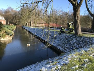 Mit einer Leine gesichert durchlöcherte ein Feuerwehrmann die Eisdecke der Außengräfte.