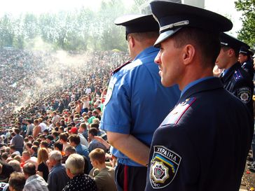 Ukrainische Milizionäre (Polizei)  während eines Fußballspiels