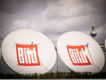 Parabolantennen mit dem Logo von BILD auf dem Dach des Neubaus von Axel Springer in Berlin. Bild: BILD/Parwez Fotograf: BILD/Parwez
