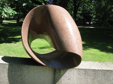 Max Bill: unendliche Schleife (1935–1953) ausgeführt in Tranas Granit 1974; Stadtgarten Essen (an der Hohenzollernstraße)