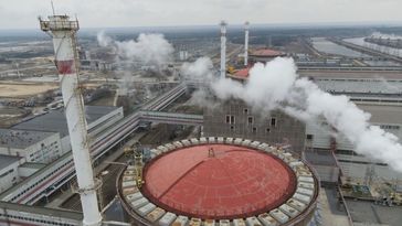 Luftaufnahme des Kernkraftwerks Saporoschje in der Steppenzone am Ufer des Dnepr-Stausees von Kachowka in der Stadt Energodar, Region Saporoschje (Archivbild)